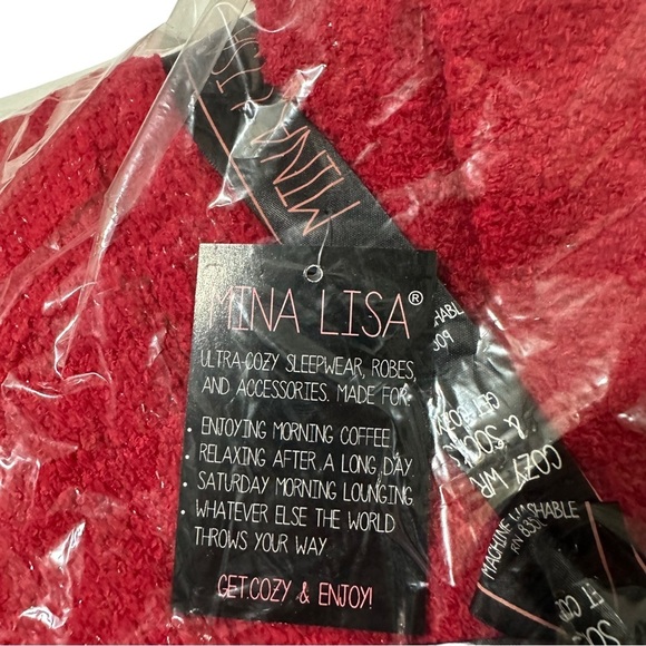 Aegean Apparel 2 Piece Cozy Set Red Silver Plush Blanket Wrap & Socks 25x80” NWT - Picture 16 of 16